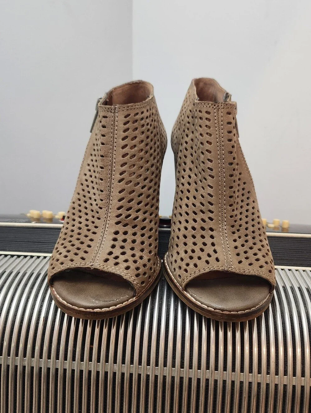 GORGEOUS LUCKY BRAND TAN SUEDE LASER CUT WEDGE OPEN TOE ANKLE BOOTS SIZE 7